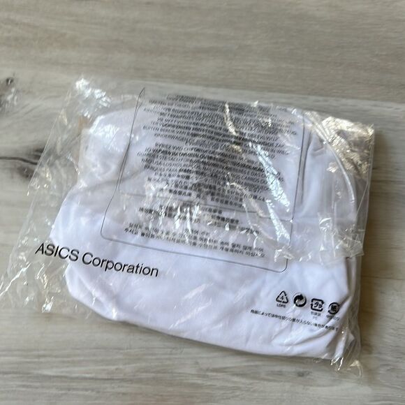 OASICS WOMEN'S V-NECK SHORT SLEEVE‎ TOP WHITE L NWT IN PACKAGING - Picture 8 of 8